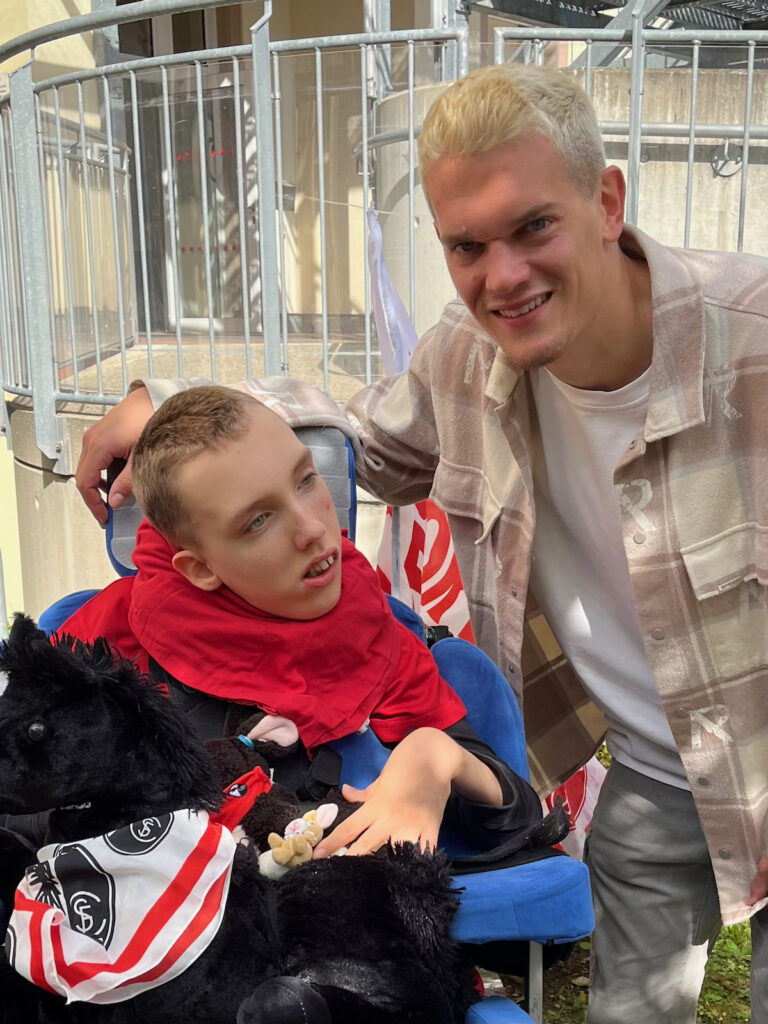 Matthias Ginter besucht das Korczak-Haus