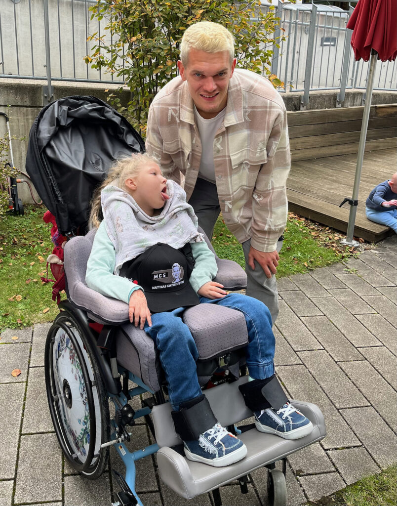 Matthias Ginter besucht das Korczak-Haus