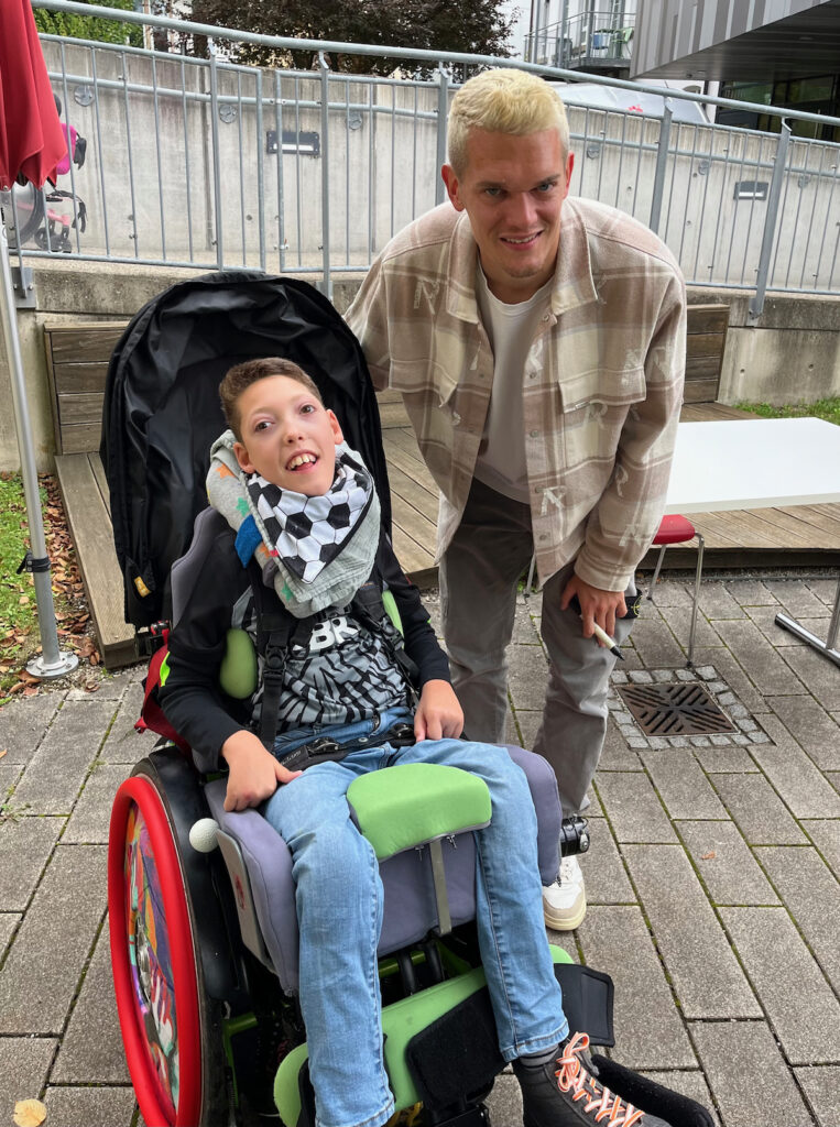 Matthias Ginter besucht das Korczak-Haus