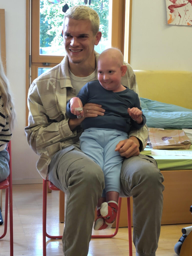 Matthias Ginter besucht das Korczak-Haus